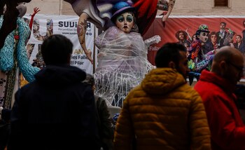 Varias personas durante el montaje