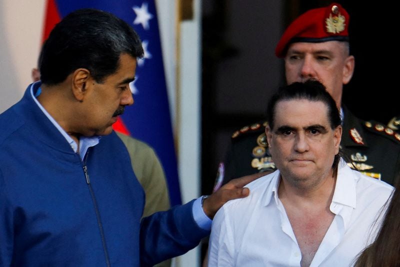 Alex Saab es recibido por el ex dictador venezolano Nicolás Maduro en el Palacio de Miraflores, luego de ser liberado por el gobierno de Estados Unidos, en Caracas, Venezuela, el 20 de diciembre de 2023 (REUTERS/Leonardo Fernández Viloria)