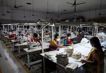 Personas trabajan en una fábrica