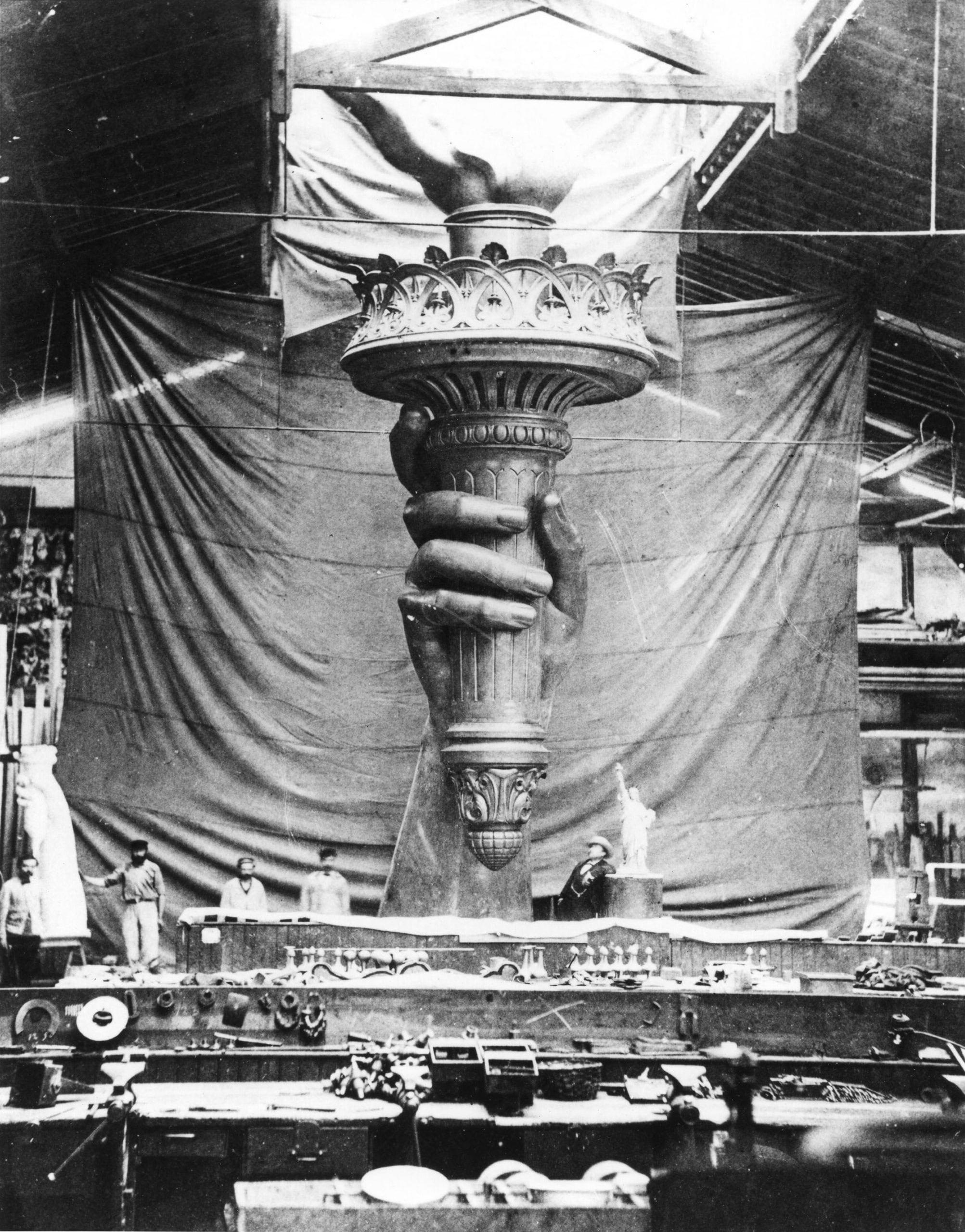 La colecta del editor Joseph Pulitzer en el New York World reunió aportes de ciento veinte mil personas para financiar el pedestal (statueofliberty.org)