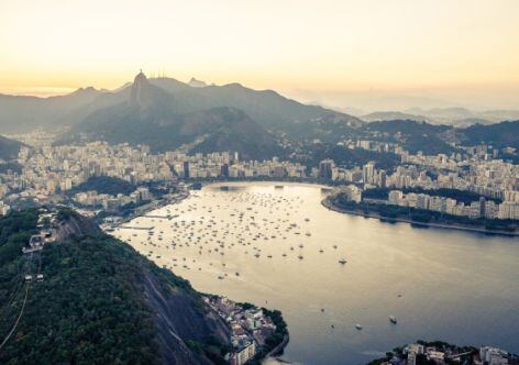 Aplicaciones como Mercado Pago, Lemon y Satoshi Tango permiten elegir entre fondos en pesos y criptomonedas para pagar en Brasil (Photo by: PYMCA/UIG via Getty Images)