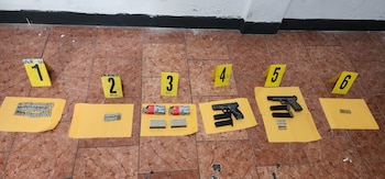 La Policía Nacional Civil decomisa drogas, pistolas y municiones de uso exclusivo de las fuerzas de seguridad durante redadas contra el crimen organizado. (Cortesía: PNC Guatemala)