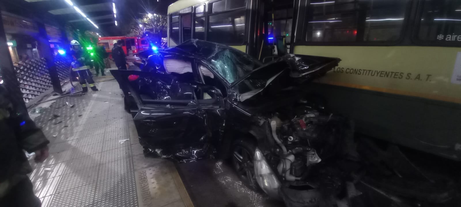 Los servicios de emergencia junto con la Policía y los Bomberos acudieron al lugar para asistir a las víctimas, dos mujeres que sufrieron politraumatismos (SAME)