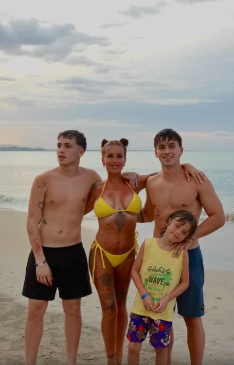 La actriz junto a sus tres hijos, Juan, Toto y el pequeño Felipe