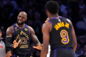 LeBron James encuentra en su hijo Bronny el principal motor para alargar su carrera en la NBA, priorizando el legado familiar y deportivo (AP/Mark J. Terrill)