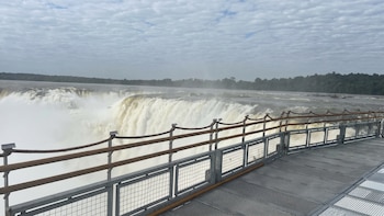 Cerraron los circuitos de las Cataratas del Iguazú por la impactante crecida del río