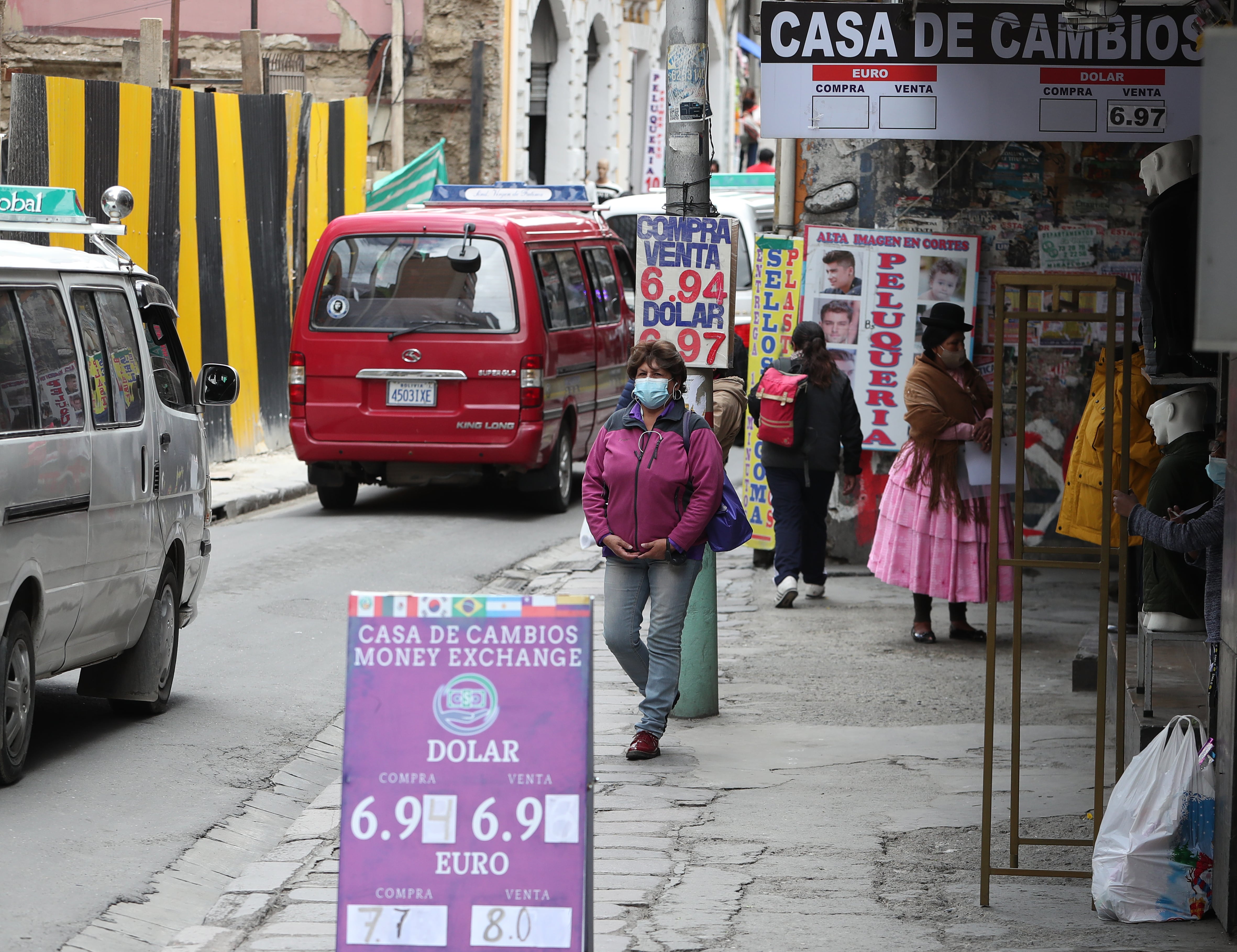 En la imagen un registro de archivo de transeúntes al caminar frente a varias casas de cambio, en La Paz (Bolivia). EFE/Martín Alipaz