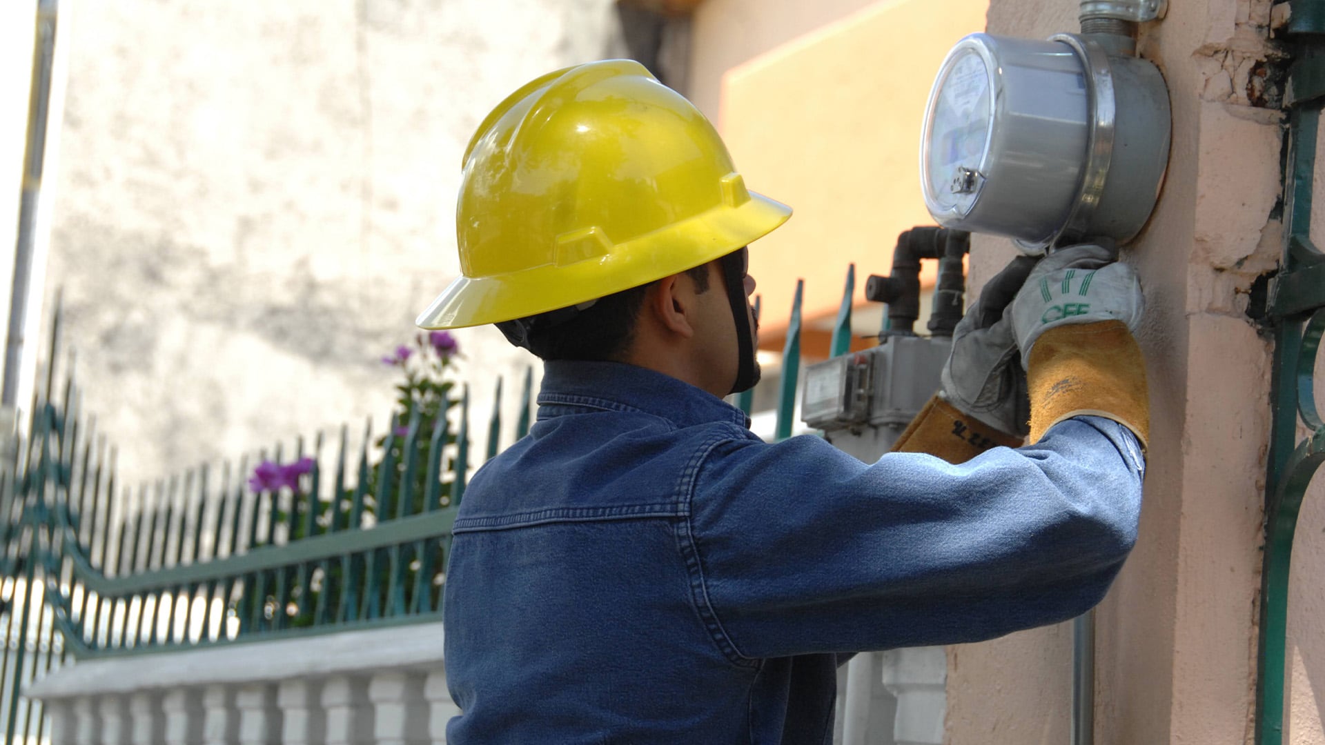 El desempleo y la alta informalidad laboral en Perú impulsan el interés por oportunidades laborales legales y mejor remuneradas en Europa.