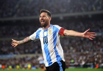 Lionel Messi festeja tras anotar