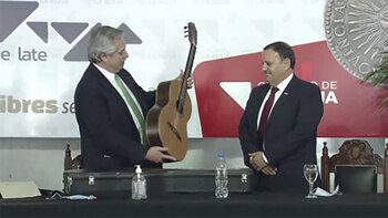 La guitarra que el obsequió