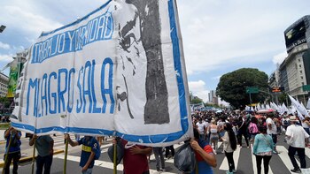 Los manifestantes portaban banderas exigiendo