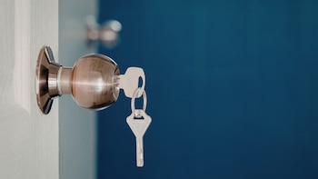 Esto es lo que dice la ley de cerrar el portal del edificio con llave: sanciones de hasta 3.000 euros