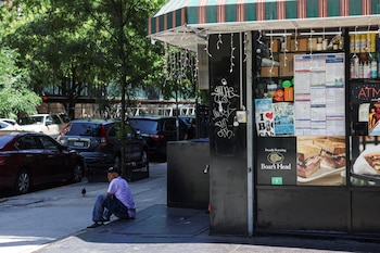 Vecinos de vecindarios como el Bronx expresaron discrepancias sobre los posibles efectos comunitarios de facilitar el acceso al licor (REUTERS/Caitlin Ochs)