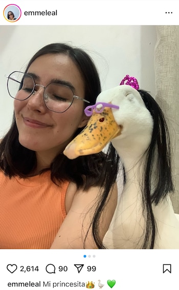 Mujer muestra la manera en