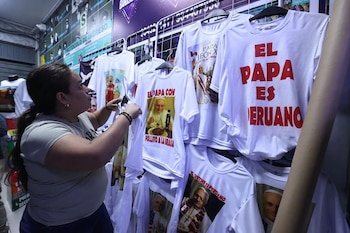 Victoria Quiñonez, confeccionista del polo del papa León XIV en el emporio de Gamarra muestra todos los modelos disponibles además de vinchas y banderolas. (Foto:ANDINA / Juan Carlos Guzmán Negrini)