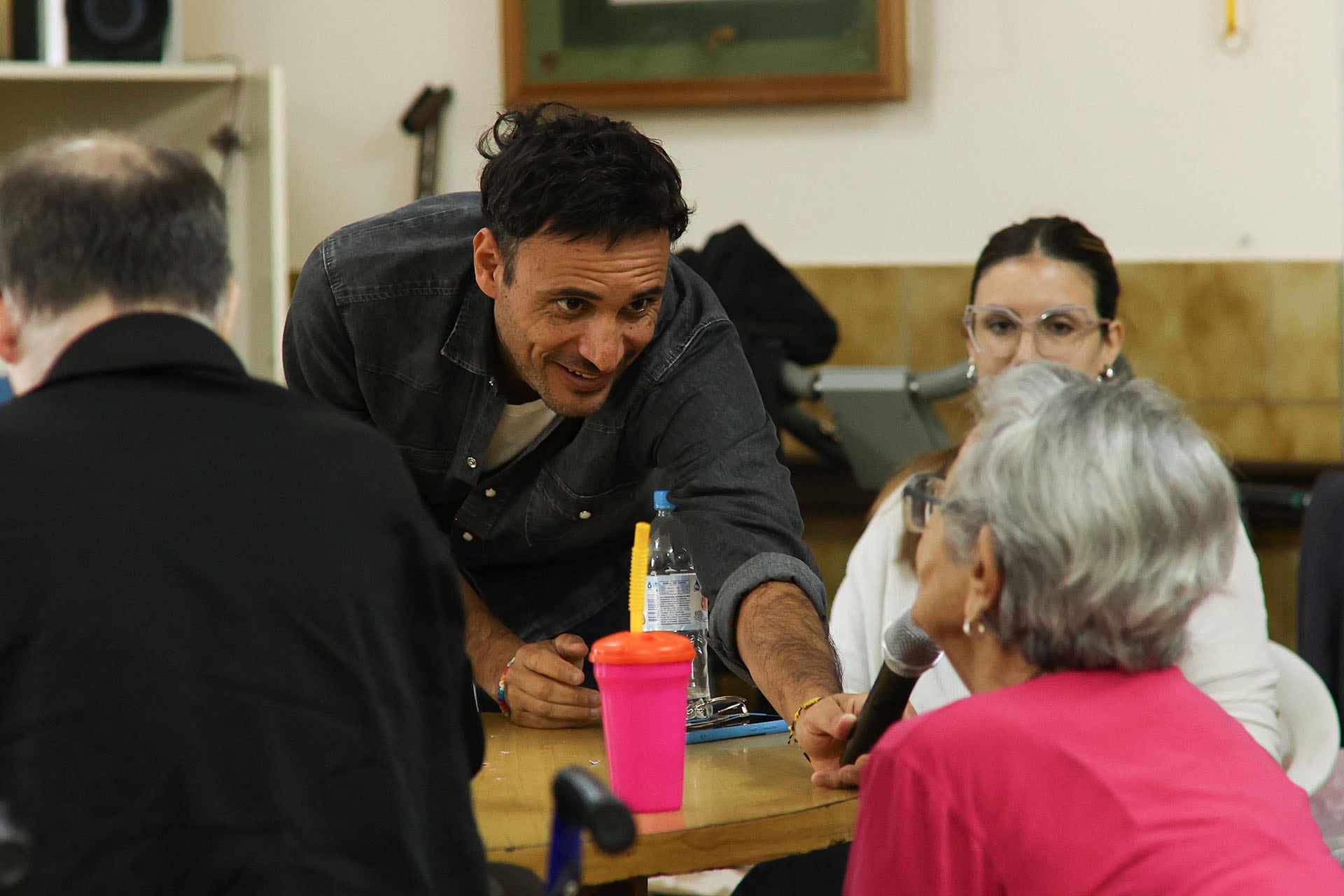 Los residentes dejan el rol de oyentes para ocupar el micrófono como espacio de identidad y participación.