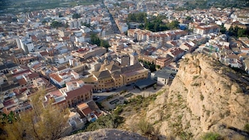 El pueblo de Murcia con un castillo milenario, unas termas romanas del siglo I y rutas de senderismo por bosques y desiertos