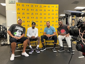 Stephen Curry (celeste) y Gilbert