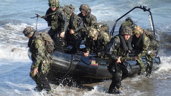 Narcotraficantes roban tres embarcaciones de la Armada en medio de un ejercicio militar en la costa de Cádiz