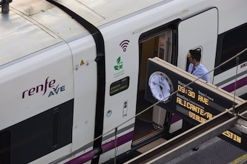 Un trabajador de Renfe en las puertas de un AVE, en la estación Puerta de Atocha de Madrid (Jesús Hellín / Europa Press)