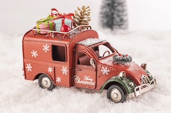 Coche de juguete navideño (freepik)