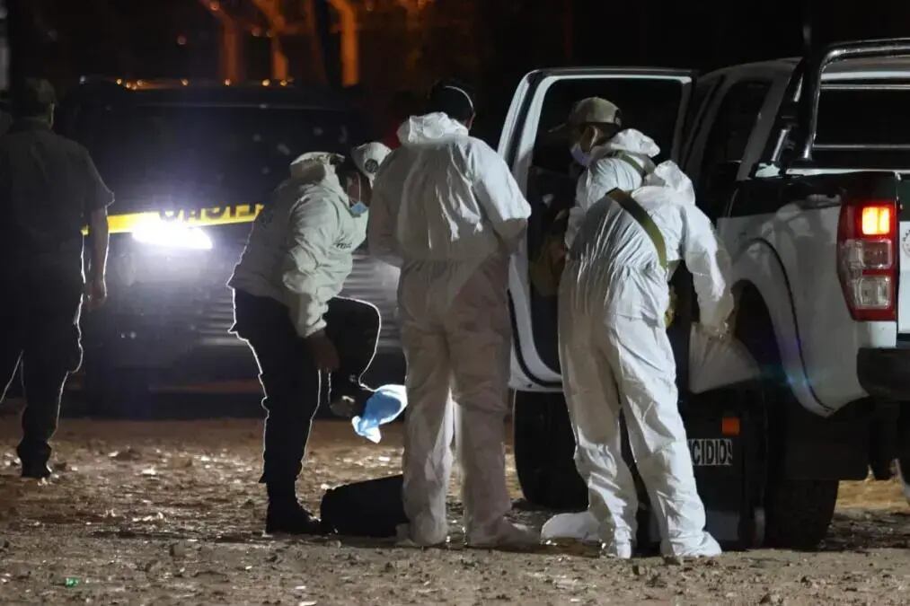 La Policía científica trabaja en la escena de un doble crimen en Santa Cruz de la Sierra (Foto: El Deber)