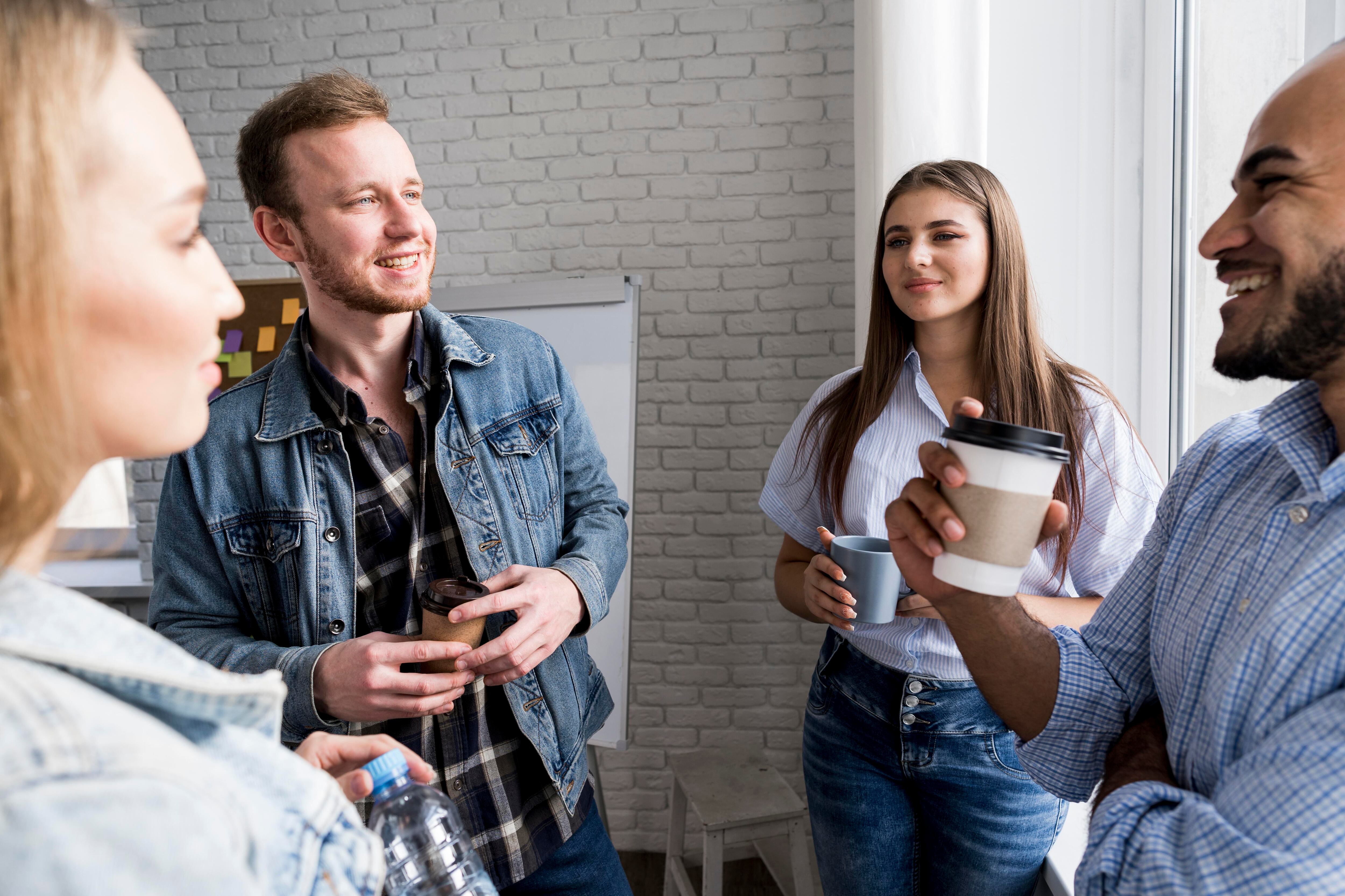 Adoptar un tono afirmativo y mantener un lenguaje neutral favorece el entendimiento y la resolución de desacuerdos (Freepik)