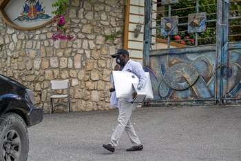 Un funcionario forense sale de