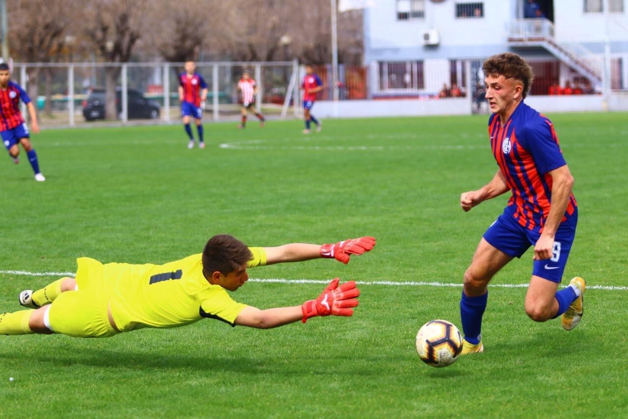 Lo vieron en Viedma y lo llevaron a San Lorenzo. En la foto: Fausto Salicioni está por convertir un gol contra Estudiantes de La Plata
