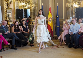 Un homenaje al legado artesanal salvadoreño llega a España: impresión botánica, crochet y madera en la pasarela SMODA 2026. (Foto cortesía Casa América)