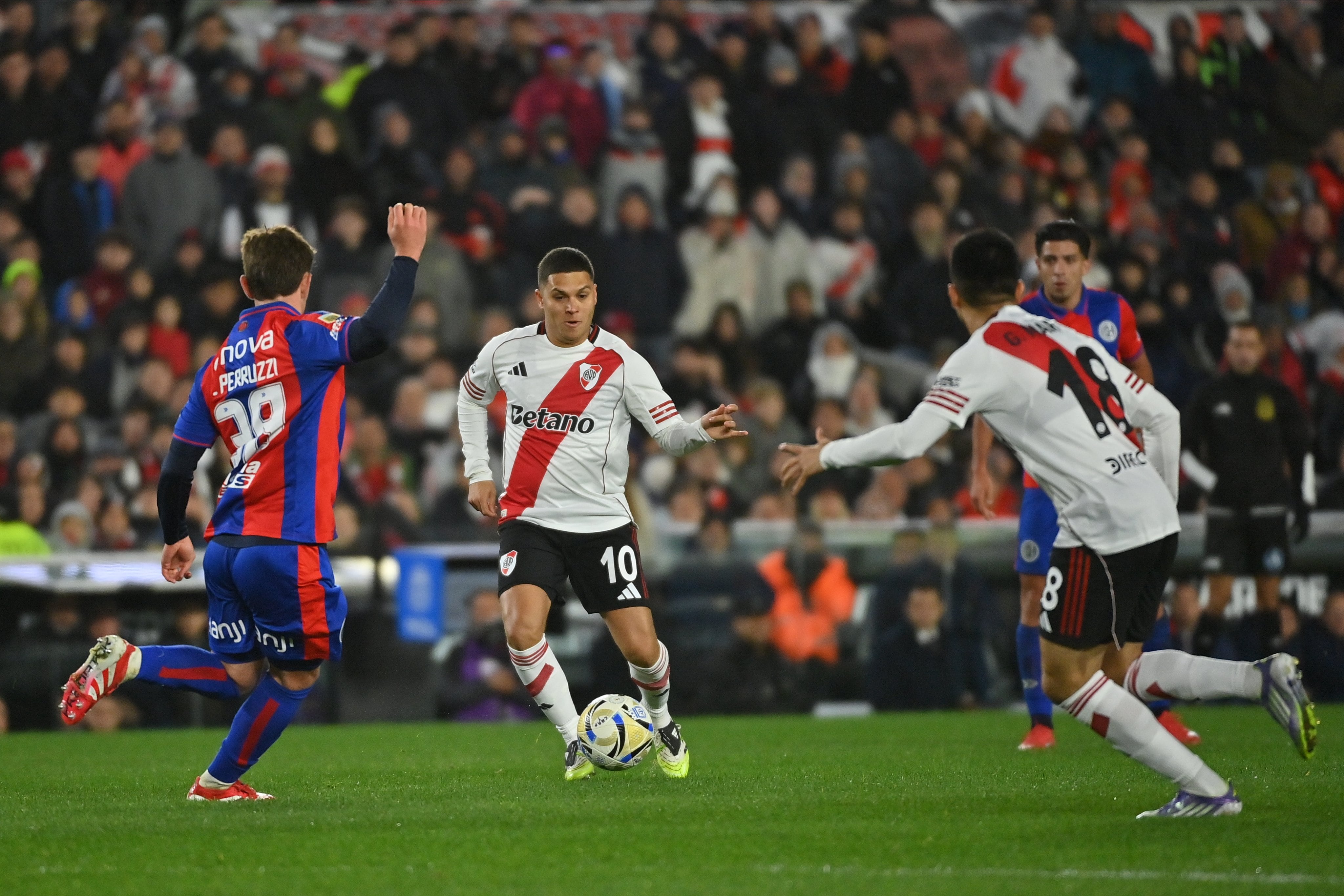 Juanfer Quintero fue titular en un River alternativo frente a Bragantino