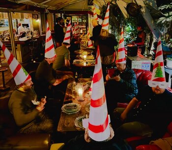 Con motivo del final de su gira mundial, los Pet Shop Boys y su equipo de gira hicieron una cena especial en Bogotá portando los sombreros conocidos por los fans del dúo por su aparición en el video musical de "Can You Forgive Her?"- crédito @petshopboys/Instagram