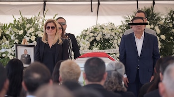 El pasado 20 de abril, Maru Campos y César Jáuregui encabezaron una ceremonia luctuosa en memoria de dos integrantes de la Agencia Estatal de Investigación, quienes murieron durante el operativo en El Pinal. (Crédito: fiscalía de Chihuahua)