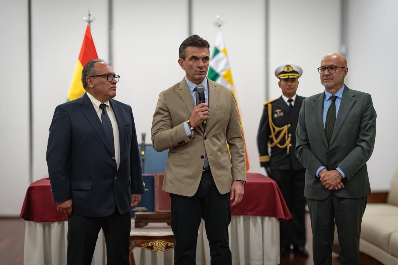 La posesión se realizó en la Casa Grande del Pueblo, donde el mandatario subrayó la relevancia económica del rubro