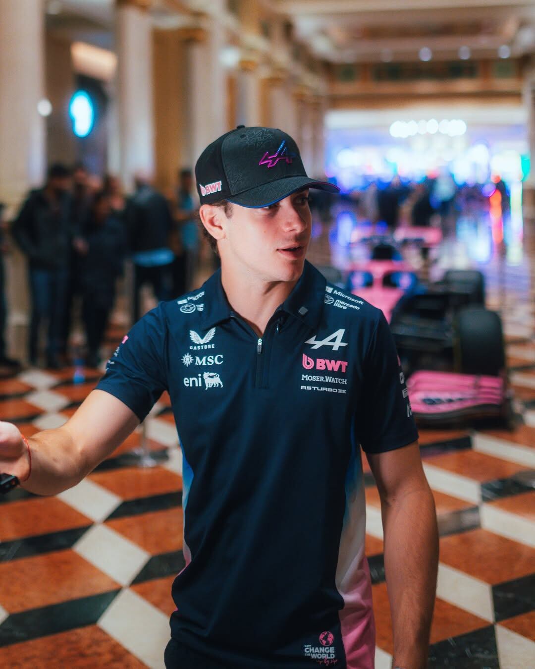 Franco con un showcar de Alpine detrás (@AlpineF1Team)