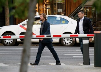 El juez Santiago Pedraz (i),