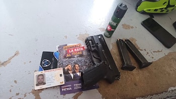 l hombre llevaba consigo un arma traumática, binoculares, gas pimienta, dispositivos electrónicos y propaganda del candidato - crédito @SALVARANM/X