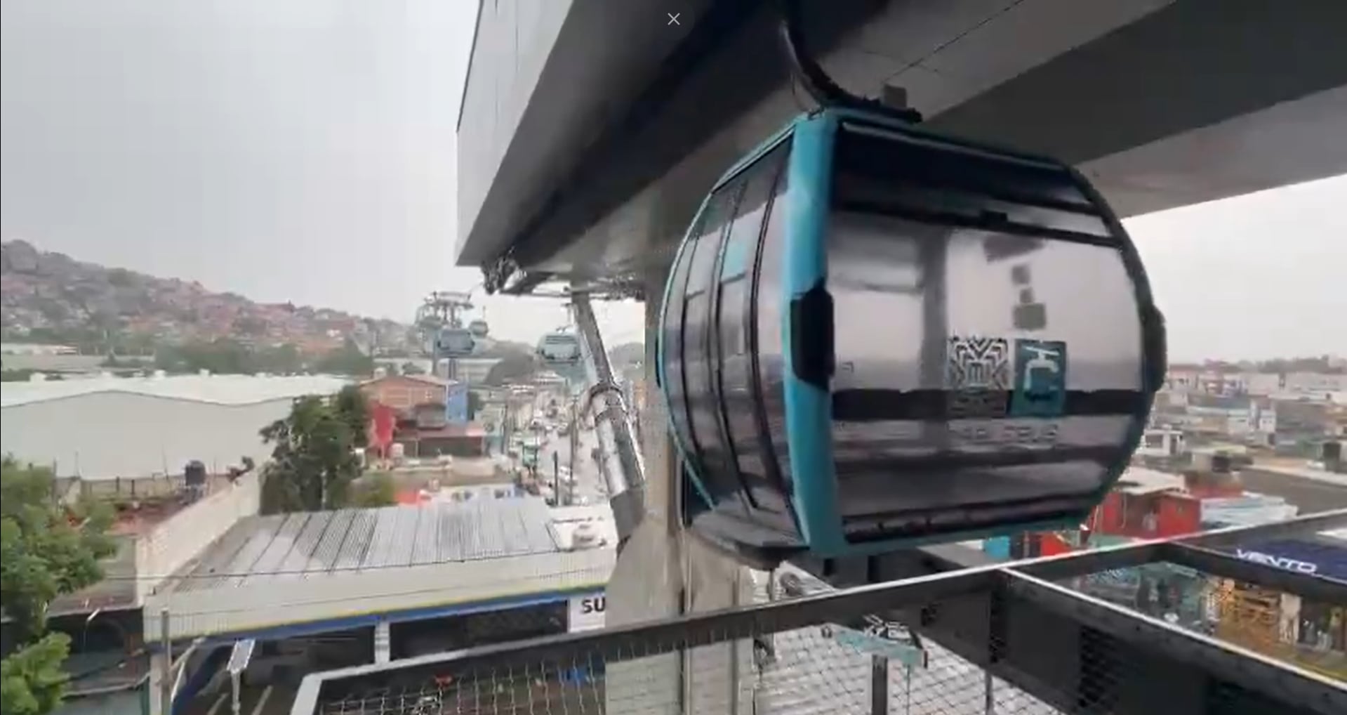 Cablebús CDMX tuvo que desembarcar a usuarios de la Línea 1 por tormenta eléctrica (X/@MICablebusCDMX)