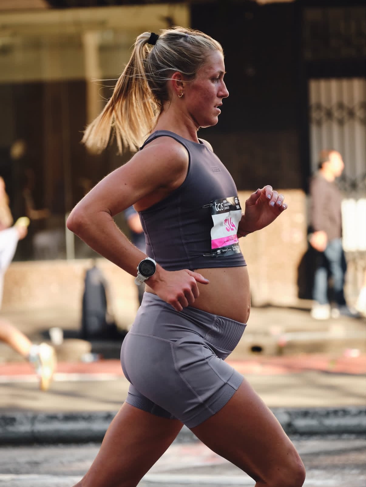 La estadounidense Ali Anderson, con 32 semanas, eligió competir pese al aplazamiento gratuito del evento y cruzó la meta en 2 horas y 59 minutos (Instagram: @_alianderson_)