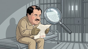 Caricatura de Joaquín 'El Chapo' Guzmán en una celda de prisión, vestido con uniforme beige, sentado en un catre metálico, leyendo una carta manuscrita examinada por una lupa.