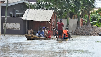 Bomberos de Ghana alertan de al menos doce muertos por inundaciones en Accra y advierten de que podrían ser más
