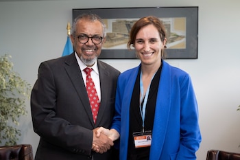 La minsitra de Sanidad, Mónica García, junto al Director General de la Organización Mundial de la Salud, Tedros Adhanom Ghebreyesus, tras el Consejo Ejecutivo de la OMS (Ministerio de Sanidad)