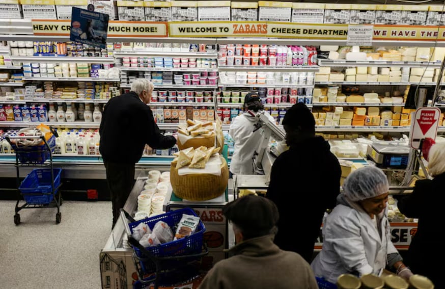 El encarecimiento de productos básicos y servicios esenciales obliga a muchas familias a priorizar gastos, relegando la compra de alimentos (Reuters)