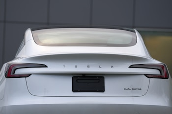 ARCHIVO – Un vehículo Tesla en una instalación de la empresa, el miércoles 15 de abril de 2026, en Portland, Oregon. (AP Foto/Jenny Kane, Archivo)