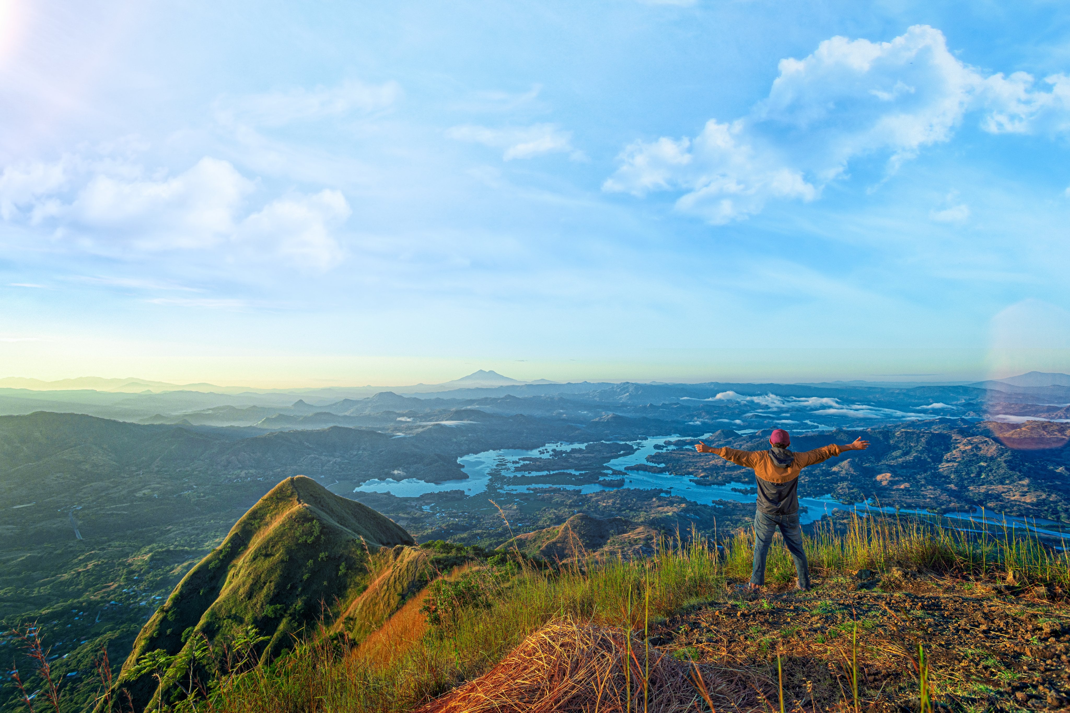 El cerro Eramón se ubica en el departamento de Chalatenango, El Salvador. Destaca por su elevación de aproximadamente 900 metros sobre el nivel del mar. Es un destino apreciado para el senderismo y la observación de paisajes naturales. Desde su cima se aprecian vistas panorámicas de la región, lo que lo convierte en un atractivo turístico local./ (ISTU)