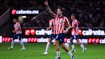 Chivas desaprovecha la expulsión de Juan Brunetta y empata con Tigres en el Estadio Akron