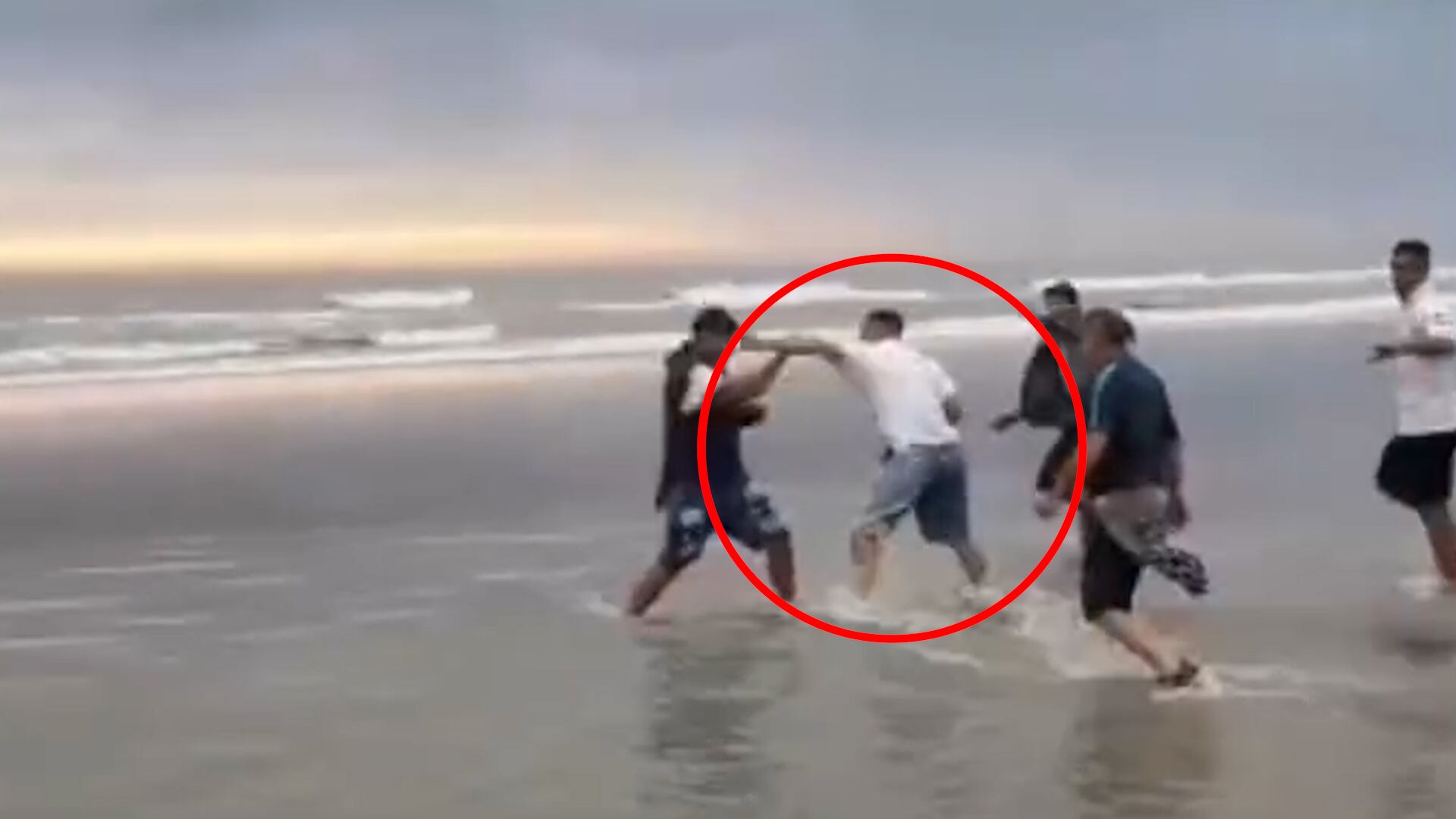 La pelea había comenzado en la playa hasta que la víctima fue perseguida por varios metros