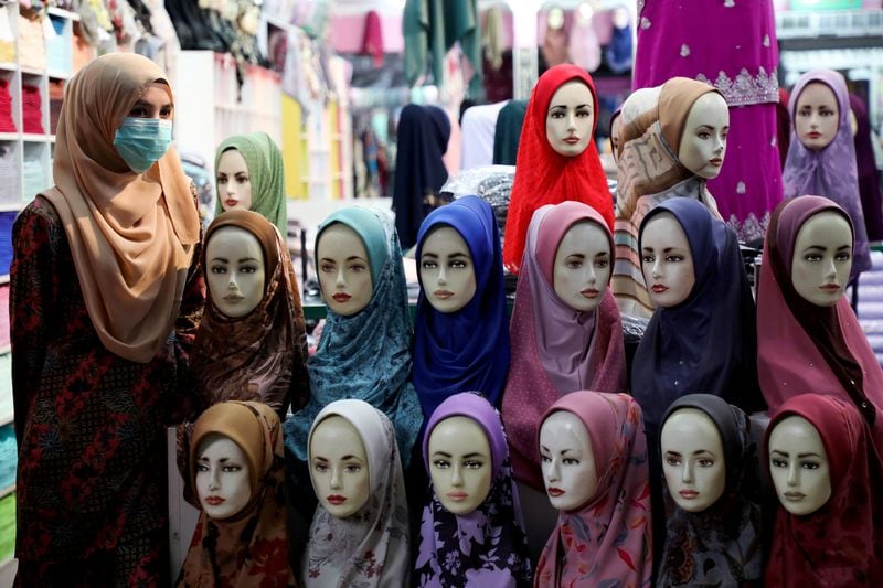 Una tendera espera a los clientes en una tienda de hiyab (REUTERS/Archivo)