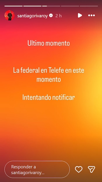 Una captura de pantalla de una historia de Instagram con fondo degradado rojo y naranja, mostrando texto blanco sobre un operativo policial en Telefe