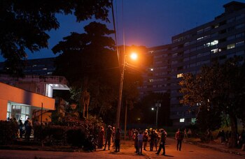 Cubanos reunidos al amanecer frente